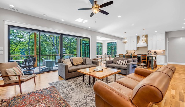 The Hales Lake House w/Hot Tub!