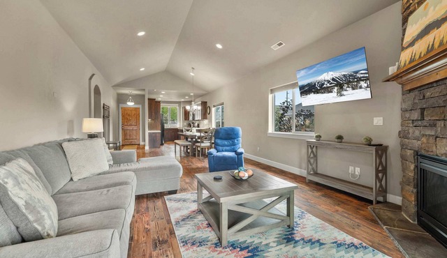 The Haley House | Hot Tub Fenced Yard Pets OK!