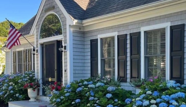 "The Half Shell" Cottage in Osterville Village