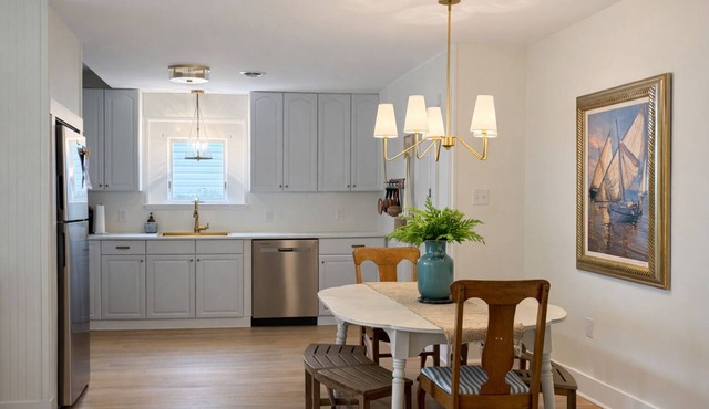 The Half Shell Cottage - Walkable Beach Bungalow