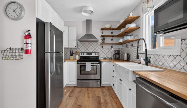 The Halo House- 3 bedrooms in Aylmer