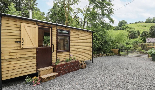 THE HAMPER, pet friendly, character holiday cottage in Carmarthen