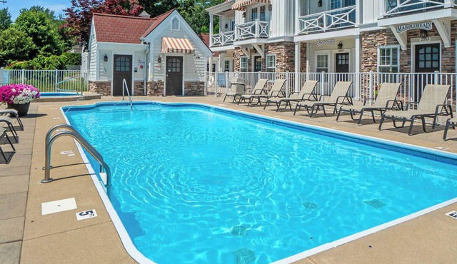 The Hampton: 2BR Beachy Townhome Sleeps 8 | Pool, Hot Tub, Free Golf, Near Lake Michigan