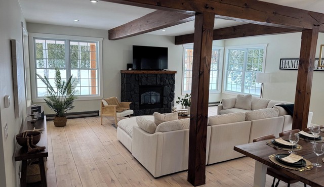 The Hampton House. Newly renovated cozy home by the lake.