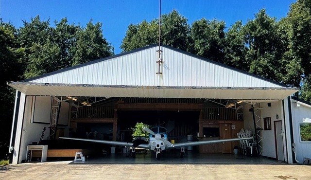 The Hangar! 30 mins from Vancouver & mins from Tsawwassen!