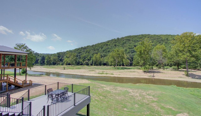 The Hangout on the Caddo River - Porch to River