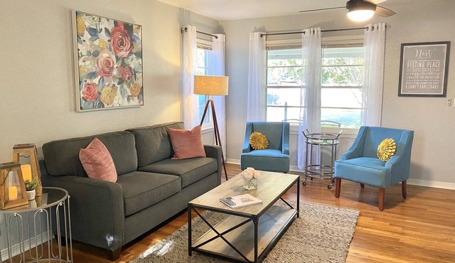 The Hannaford - 2 Bedroom - Pet Friendly -Near the Square in Historic District