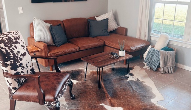 The Hanover Hideaway! Minutes from Hanover College, 5 Miles to Downtown Madison!