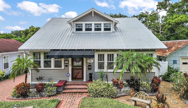 "The Hanscom House" 8 MIN walk to DT!