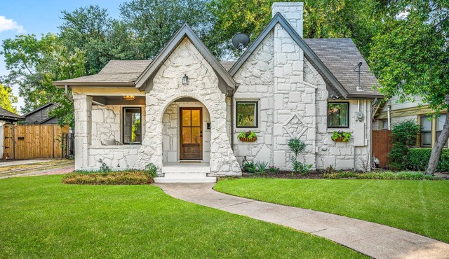 The Hansel-Modern 4 Bed, 3 Bath Bungalow, Hot Tub