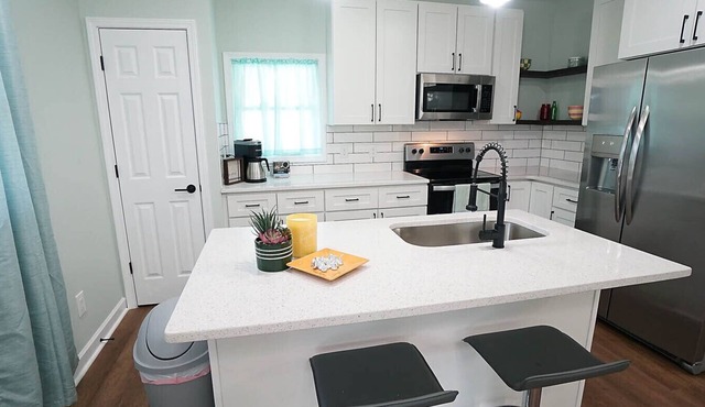 The Happy Bungalow-1 mile to Duke Regional/Fenced/Pets