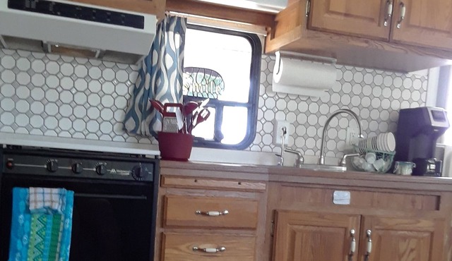 The Happy Camper with mountain views amble parking for 1 simi tractor trailer