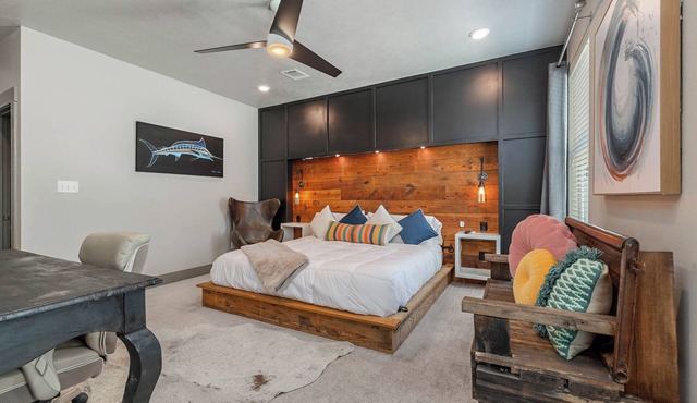 The Happy Hideaway Condo is just 6.5 miles from Kyle Field/Texas A&M!
