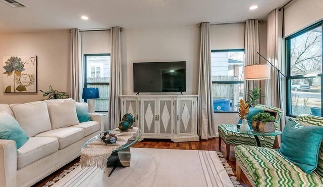 The Happy Home // WIFI // SLEEPS 8