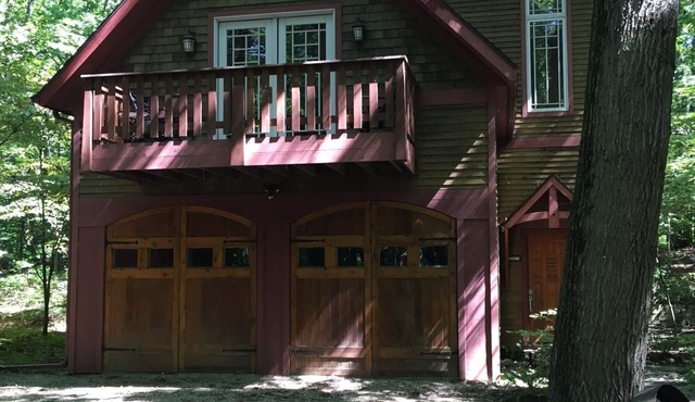 The Harbert Beach Cottage in the Woods + Level 2 NACS EV charger