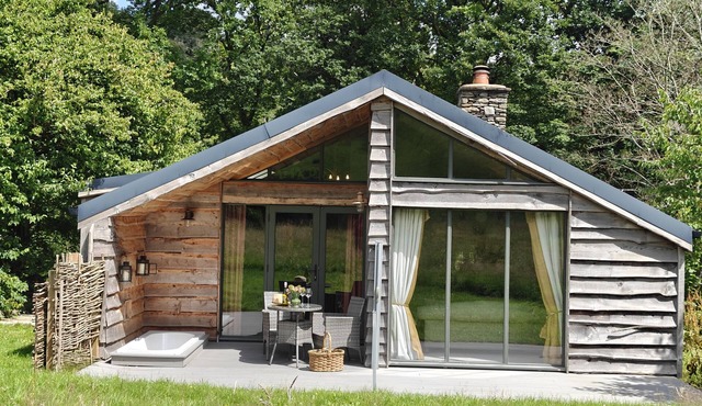 THE HARE'S SHACK, romantic, with open fire in Kendal