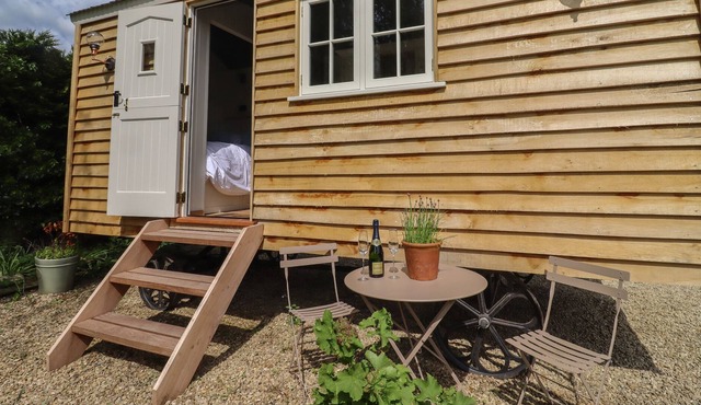 THE HARES REST, romantic, with open fire in Brailes