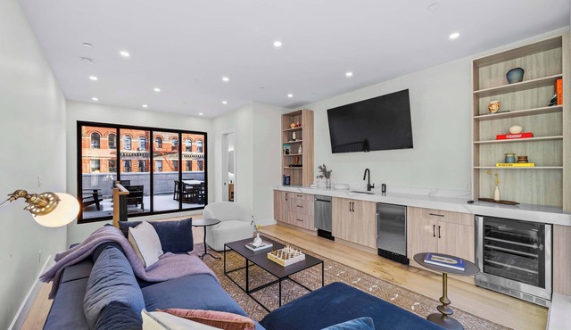 The Harlington Retreat by RoveTravel Private Backyard & Rooftop