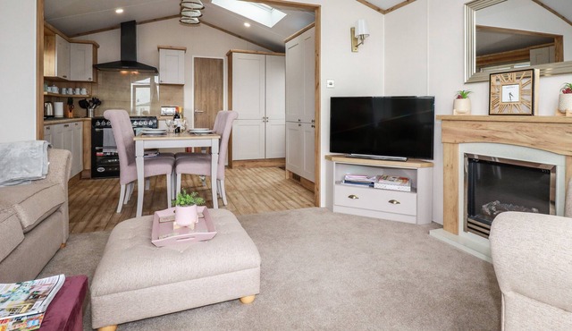 THE HARTLAND LODGE, family friendly, with pool in Goonhavern