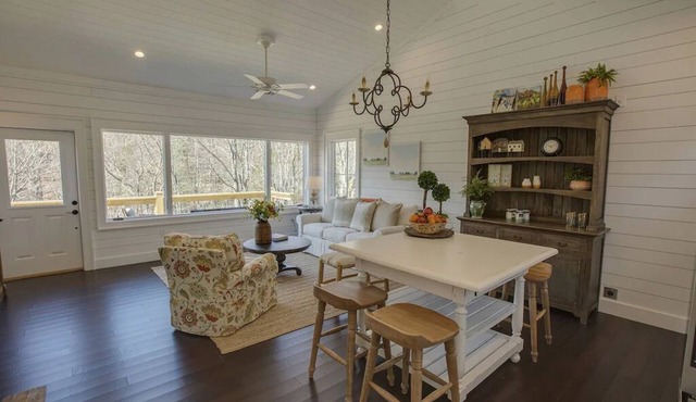 The Harvest House Cottage - Mountain Vineyard Getaway