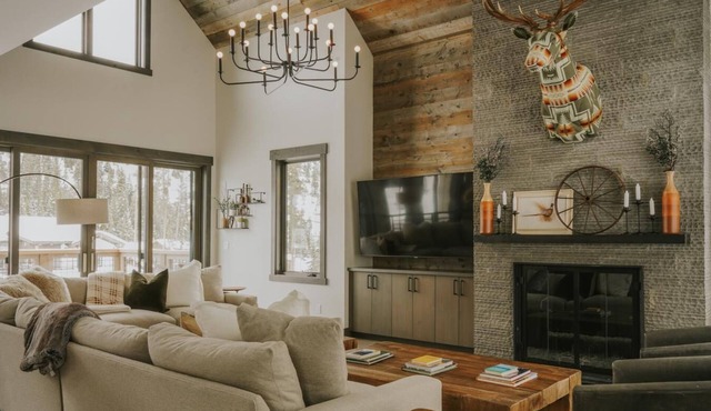 The Hat Wall Chalet - Ski Access & Private Hot Tub