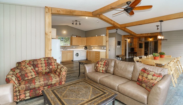 The Hatch - your family lakehouse retreat in Muskoka w/Sauna & Hot Tub