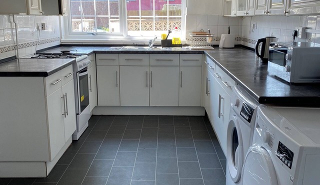 The Hathway Walk Home is less than 1 km from Cabot Circus .nn