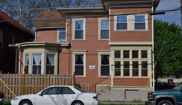 The Haven: A Spacious Downtown Victorian Apartment