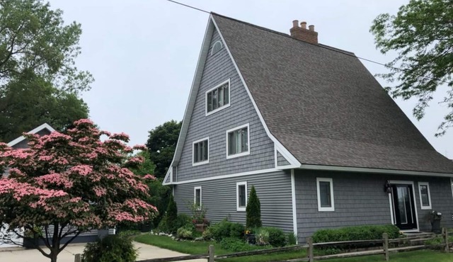 "The Haven at Bluffton" Charming Chalet on the Muskegon Channel~Bring your Boat!