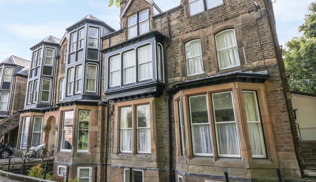 THE HAVEN, character holiday cottage, with a garden in Buxton