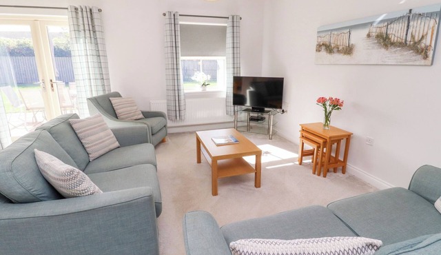 THE HAVEN, country holiday cottage, with a garden in Embleton