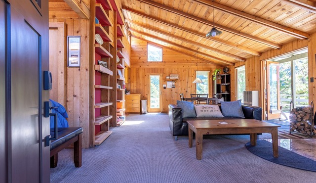 The Haven in Jenner ~ Private, Pet Friendly Sonoma Coast Cabin w/Hot-Tub & Yard