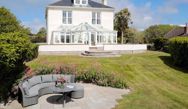 THE HAVEN, pet friendly, with open fire in Daymer Bay
