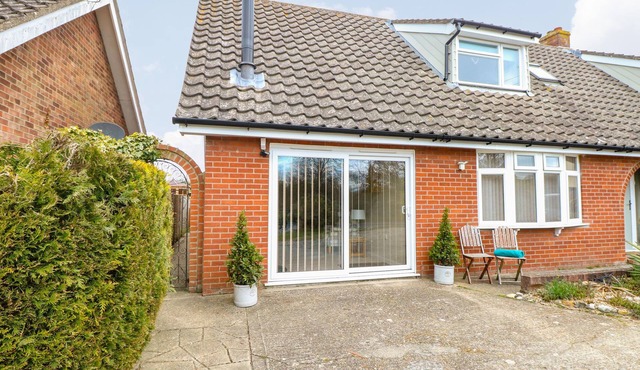 THE HAVEN, pet friendly, with open fire in Norwich