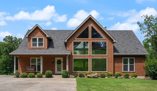 The Hawk's Nest, 2 Acre 7 Bedroom 5 bath property with 15 beds.