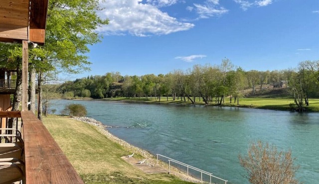The Hawks Nest Cabin on Current River in Doniphan