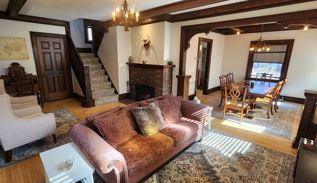 The Hawthorne: 5 bedroom Mission-Style Home, Minutes to Downtown