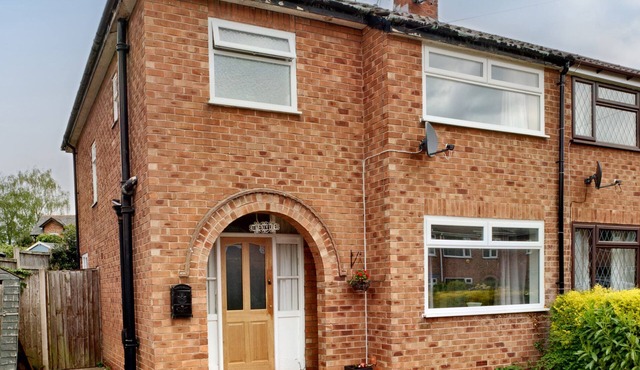 THE HAWTHORNS, pet friendly, character holiday cottage in Christleton