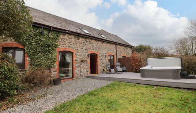 THE HAWTHORNS, pet friendly, with hot tub in North Molton