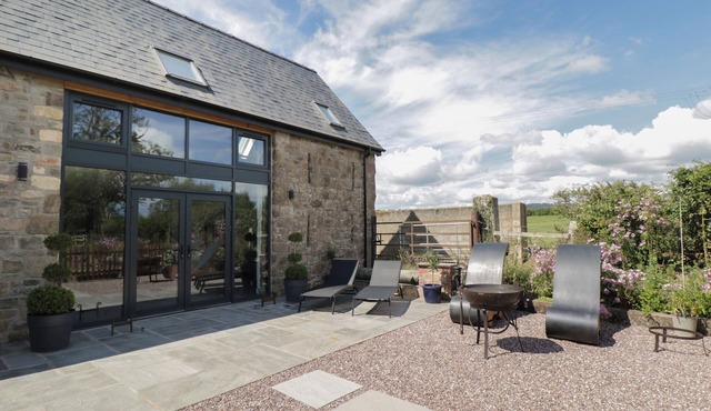 THE HAY BARN, pet friendly, with hot tub in Huntley