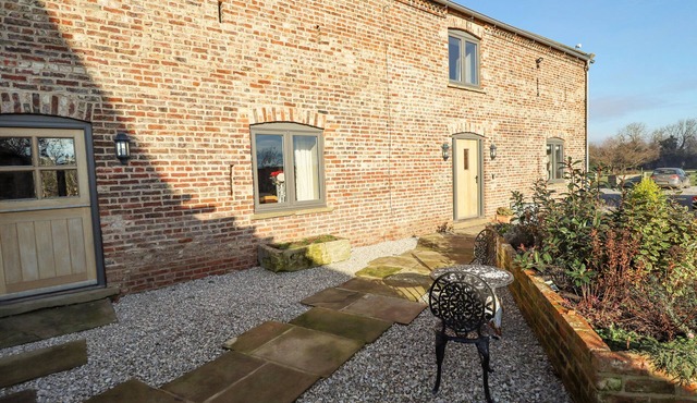 THE HAY BARN, pet friendly, character holiday cottage in Thorne