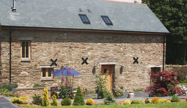 THE HAY BARN, pet friendly, character holiday cottage in Halwell
