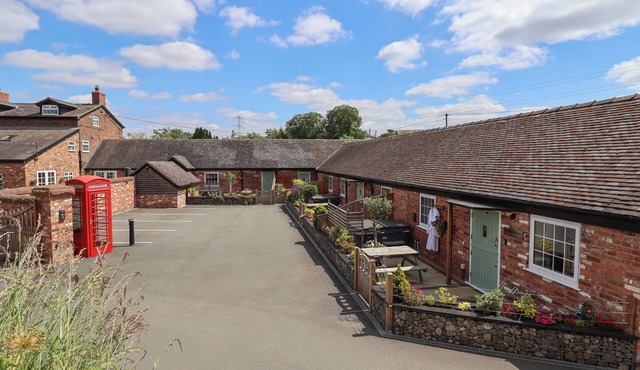 THE HAY BARN, romantic, character holiday cottage in Chester