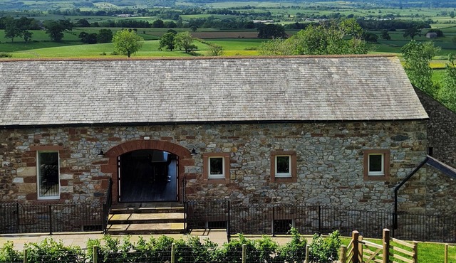 THE HAYLOFT, pet friendly, with a garden in Appleby-In-Westmorland