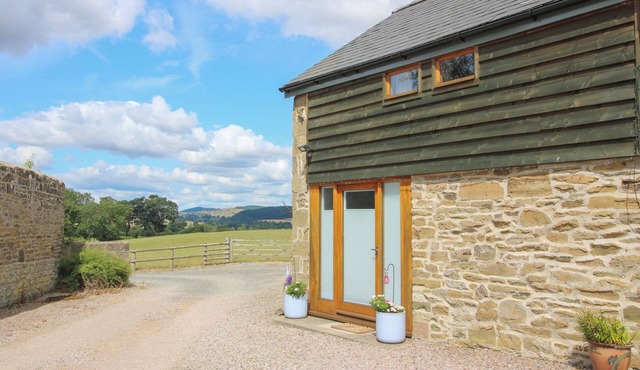 THE HAY LOFT, with hot tub in Craven Arms
