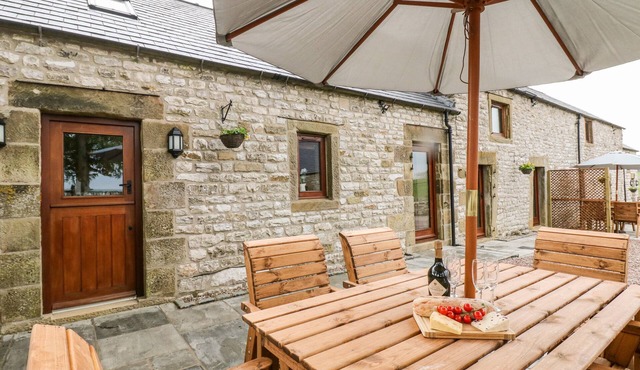 THE HAYBARN, family friendly, character holiday cottage in Hartington