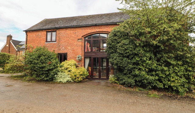 THE HAYBARN, pet friendly, character holiday cottage in Lichfield