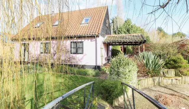 THE HAYBARN, pet friendly, with a garden in Necton