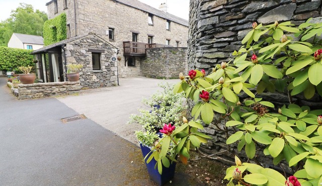 THE HAYLOFT, character holiday cottage, with a garden in Lindale