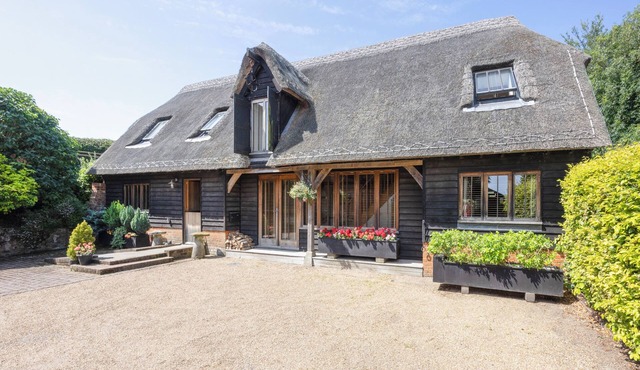 THE HAYLOFT, character holiday cottage, with open fire in Herne Bay